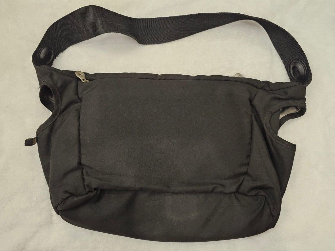 Doona Essentials Bag (Category: Diaper Bags & Wetbags) located in Pasig City. Submitted by dayarama (Listing ID 1388221306, Image 2). Description: Preloved Needs cleaning.