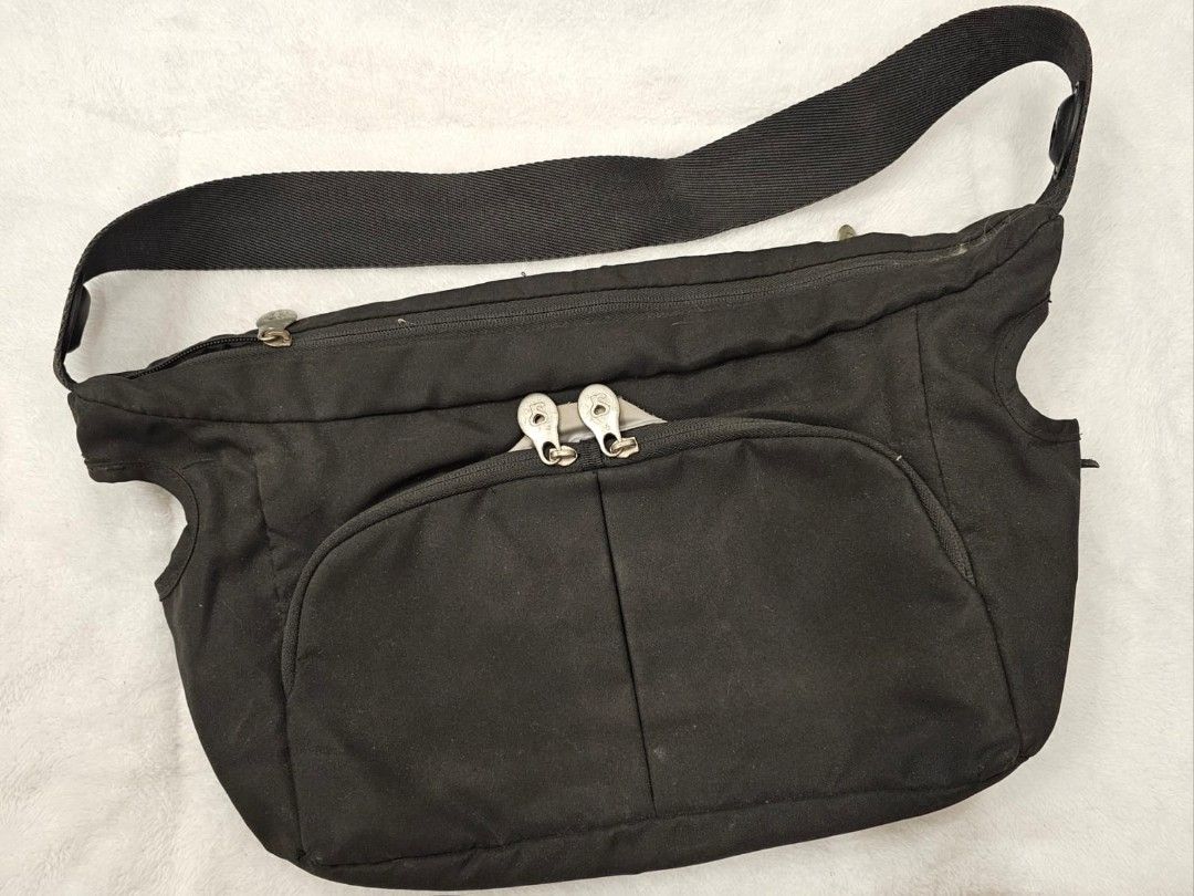 Doona Essentials Bag (Category: Diaper Bags & Wetbags) located in Pasig City. Submitted by dayarama (Listing ID 1388221306, Image 1). Description: Preloved Needs cleaning.