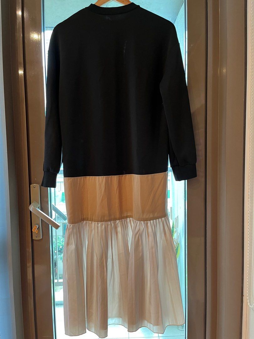 Drop Waist Sweater Dress (Category: Dresses) located in Makati City. Submitted by messbless (Listing ID 1388193116, Image 2). Description: - Loose drop waist sweater dress - Thick top and breezy bottom - Perfect to wear in cold places as the upper sweater part is warm due to the fabric - Loose waist and hips area - Free size but loose.