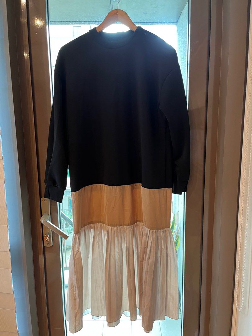 Drop Waist Sweater Dress (Category: Dresses) located in Makati City. Submitted by messbless (Listing ID 1388193116, Image 1). Description: - Loose drop waist sweater dress - Thick top and breezy bottom - Perfect to wear in cold places as the upper sweater part is warm due to the fabric - Loose waist and hips area - Free size but loose.