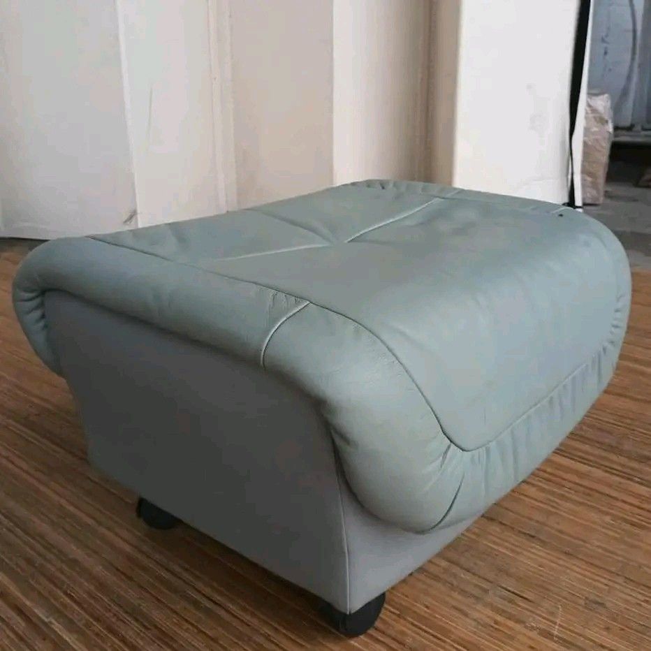 Karimoku Footrest (Category: Sofas) located in Quezon City. Submitted by matetdevis13 (Listing ID 1388122377, Image 3). Description: Karimoku Footrest Price: 2k L23 x W19.5 x H14 In good condition Code AKC B-124.