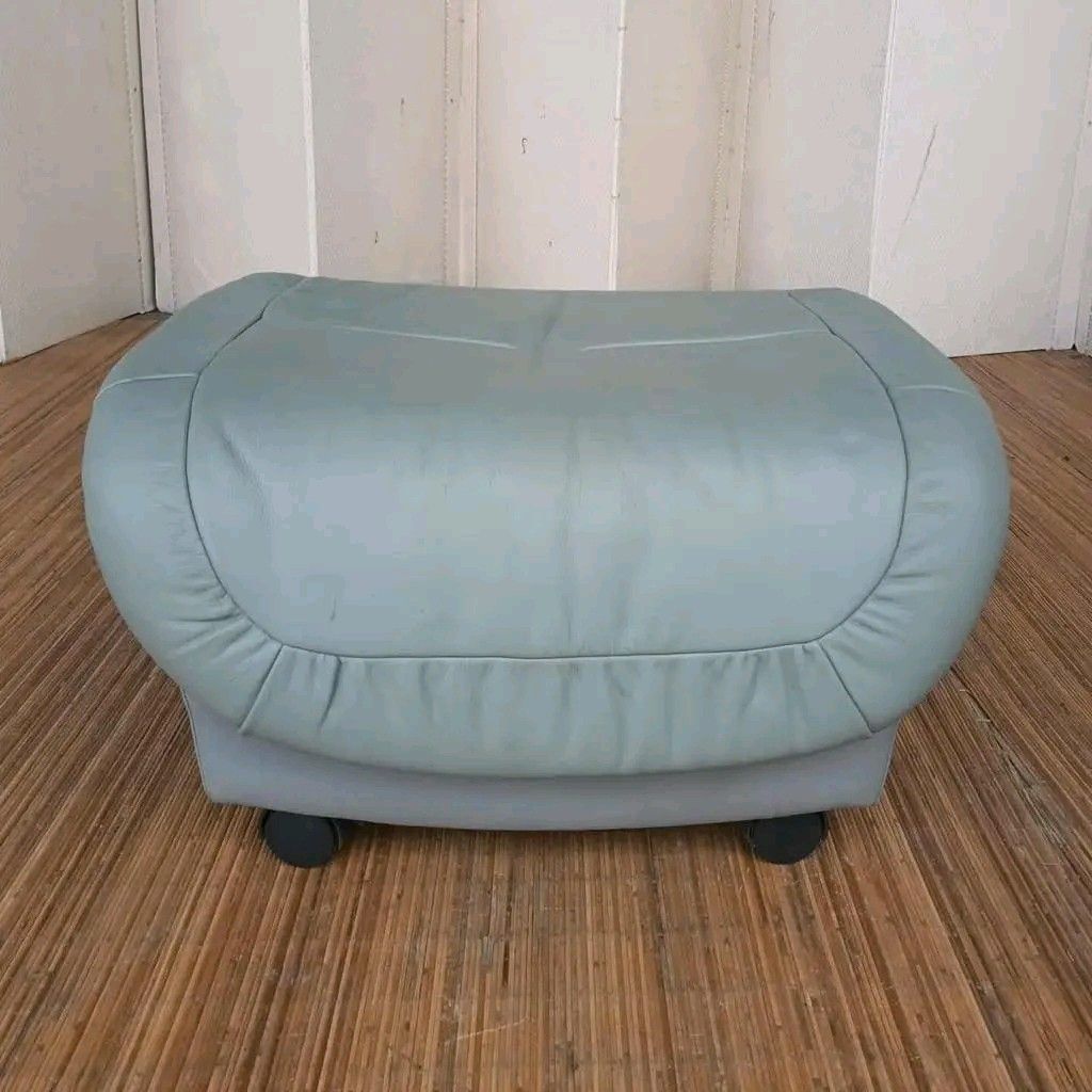 Karimoku Footrest (Category: Sofas) located in Quezon City. Submitted by matetdevis13 (Listing ID 1388122377, Image 1). Description: Karimoku Footrest Price: 2k L23 x W19.5 x H14 In good condition Code AKC B-124.