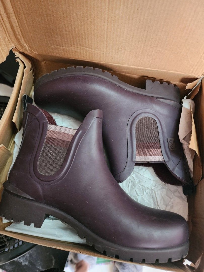 Keds Rowan Rain Boots (Category: Boots) located in Caloocan City. Submitted by manuzca (Listing ID 1388123161, Image 1). Description: used once during prenup Size: women's US 6 Color: Burgundy RFS: decluttering Location: South Caloocan.