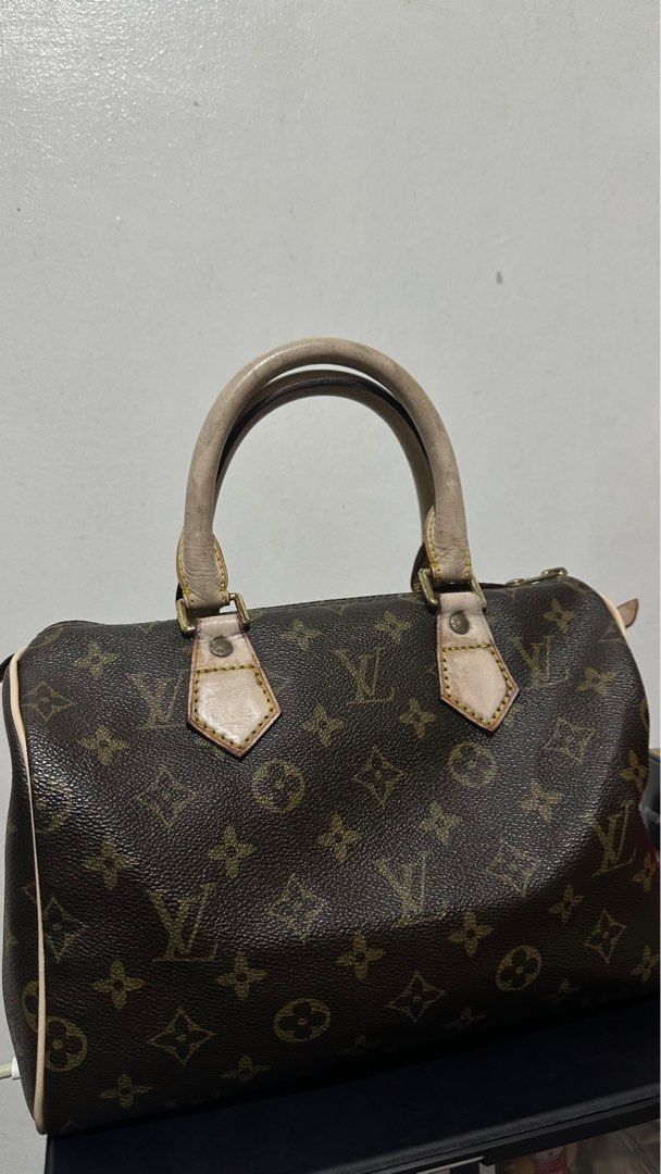 Louis Vuitton Doctors Bag (Category: Luxury Bags & Wallets) located in Las Pinas. Submitted by calizoosh (Listing ID 1388142686, Image 2). Description: LV Doctors Bag: - Used - Has signs of usage on the handle - Interior and exterior in good condition (no scratches, no tears and no damage) - Zipper handle broken (replaceable) RFS: Decluttering .