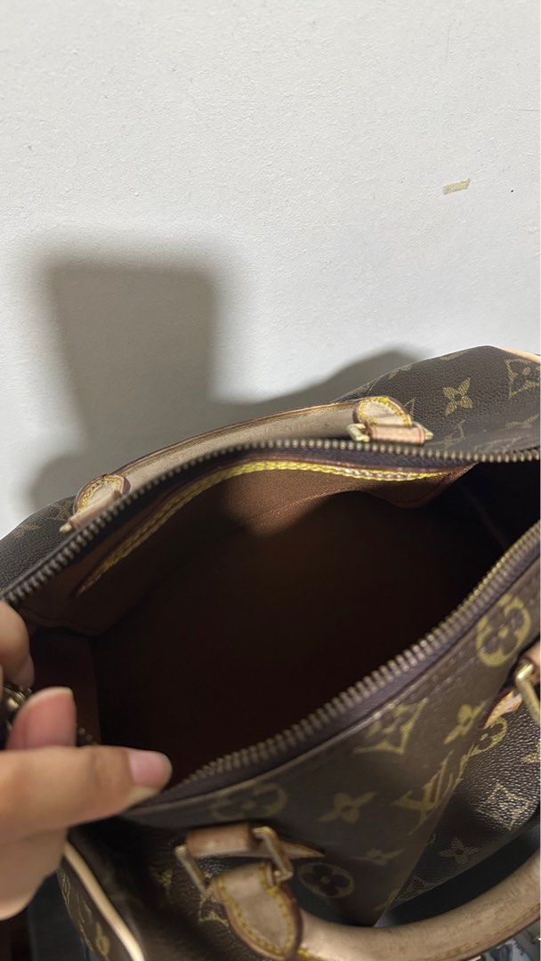 Louis Vuitton Doctors Bag (Category: Luxury Bags & Wallets) located in Las Pinas. Submitted by calizoosh (Listing ID 1388142686, Image 3). Description: LV Doctors Bag: - Used - Has signs of usage on the handle - Interior and exterior in good condition (no scratches, no tears and no damage) - Zipper handle broken (replaceable) RFS: Decluttering .