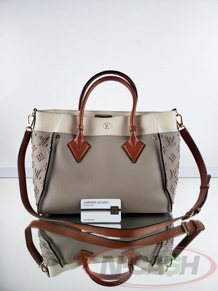Louis Vuitton Galet On My Side PM (Category: Luxury Bags & Wallets) located in Makati City. Submitted by luxury_by_ncash_2 (Listing ID 1388179078, Image 3). Description: N-Cash Pawnshop "Instant Cash for Bags, Watches, Cars, and Electronics" https://www.ncash-pawnshop-philippines.com/ Louis Vuitton Galet On My Side PM 25 x 20 x 12 cm (Length x Height x Width) Galet Beige Calf leather and perforated calf leather Cowhide-leather trim Microfiber lin