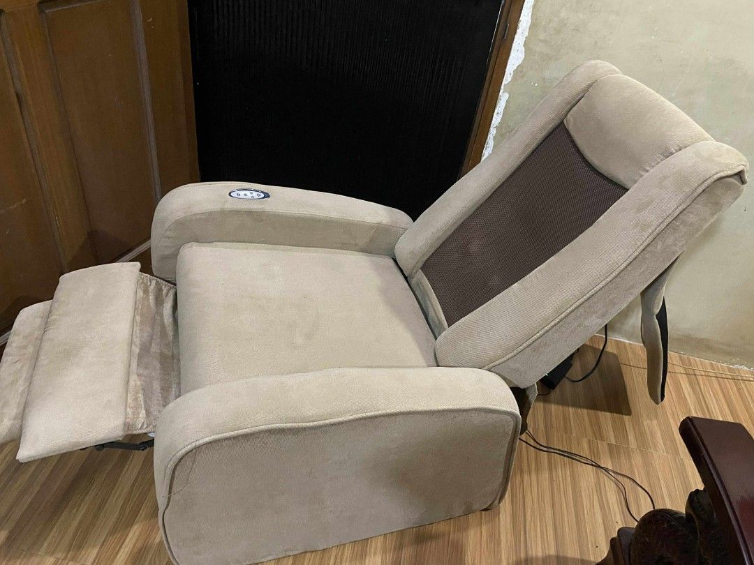Nova Massage Chair (Category: Massage Devices) located in San Pedro. Submitted by trisheljas_japansurplus (Listing ID 1388274148, Image 1). Description: Helping A Friend 📍For Sale📍 Nova Massage Chair model: HLC 3642M 2nd Hand Hand working rfs: Need Funds ❗NEGOTIABLE PRICE❗ ❗you can pick up personal to Check the item❗ location📍 San pedro Laguna.