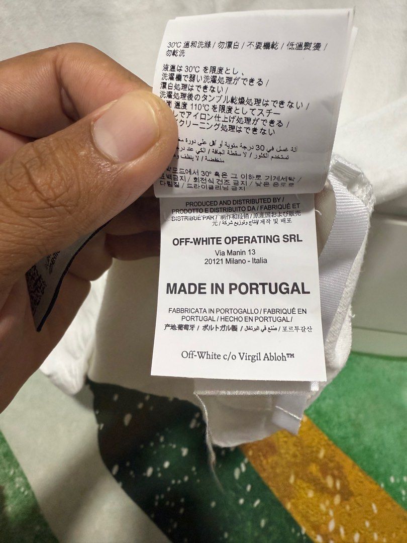 Off-White (Category: Tshirts & Polo Shirts) located in Kluang. Submitted by AkimUsopBundle (Listing ID 1388284132, Image 3). Description: 19.5x28.5.