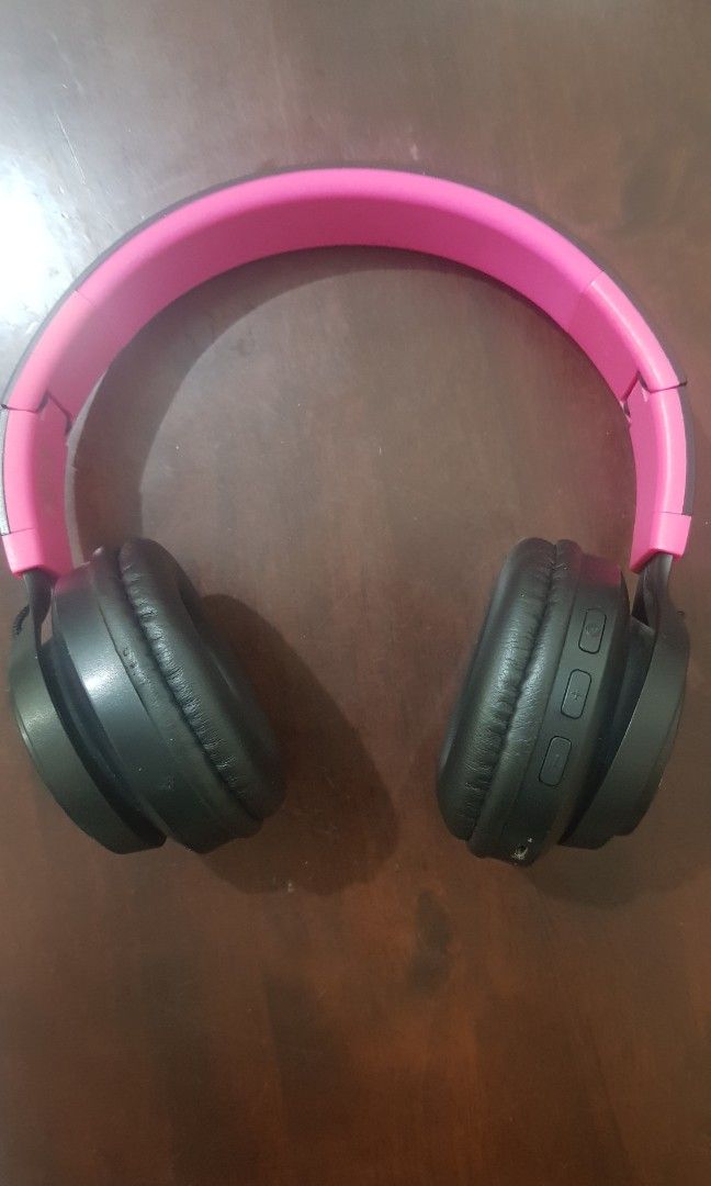 Pink Headset (Category: Headphones & Headsets) located in Pasay City. Submitted by cheekycornershop (Listing ID 1388184160, Image 1). Description: Pink headphones. remained unused. working just need to charge.