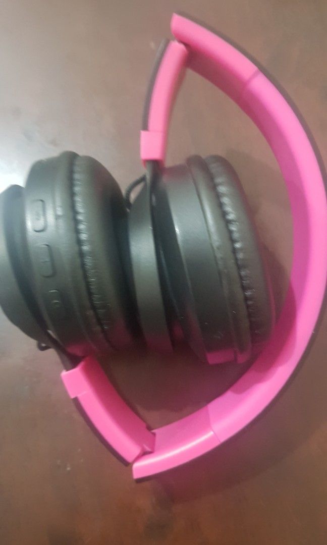 Pink Headset (Category: Headphones & Headsets) located in Pasay City. Submitted by cheekycornershop (Listing ID 1388184160, Image 2). Description: Pink headphones. remained unused. working just need to charge.