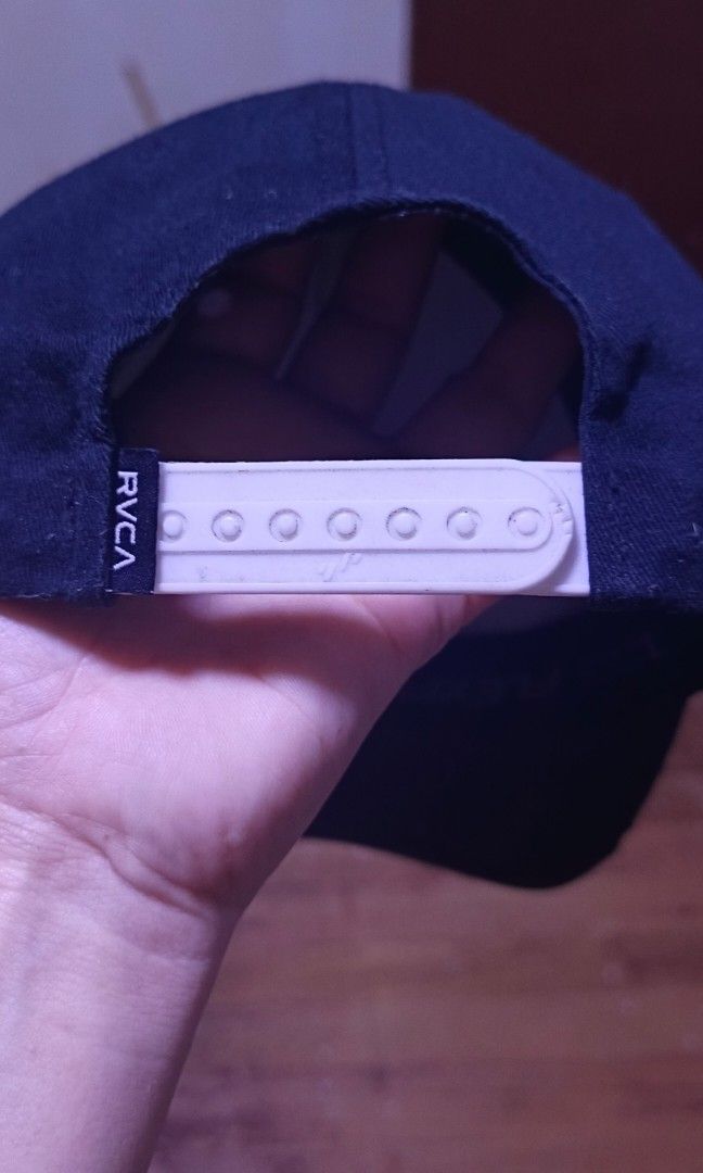 RVCA cap (Category: Caps & Hats) located in Talisay. Submitted by mariawella26633 (Listing ID 1388208945, Image 2). Description: in very good condition.