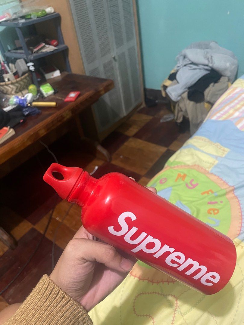 Supreme bottle (Category: Accessory Holder, Box & Organizers) located in Baguio. Submitted by claw_set (Listing ID 1388218451, Image 2). Description: Excellent condition No issues 0.6L.