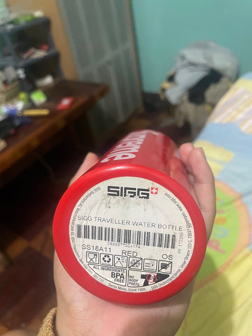 Supreme bottle (Category: Accessory Holder, Box & Organizers) located in Baguio. Submitted by claw_set (Listing ID 1388218451, Image 3). Description: Excellent condition No issues 0.6L.