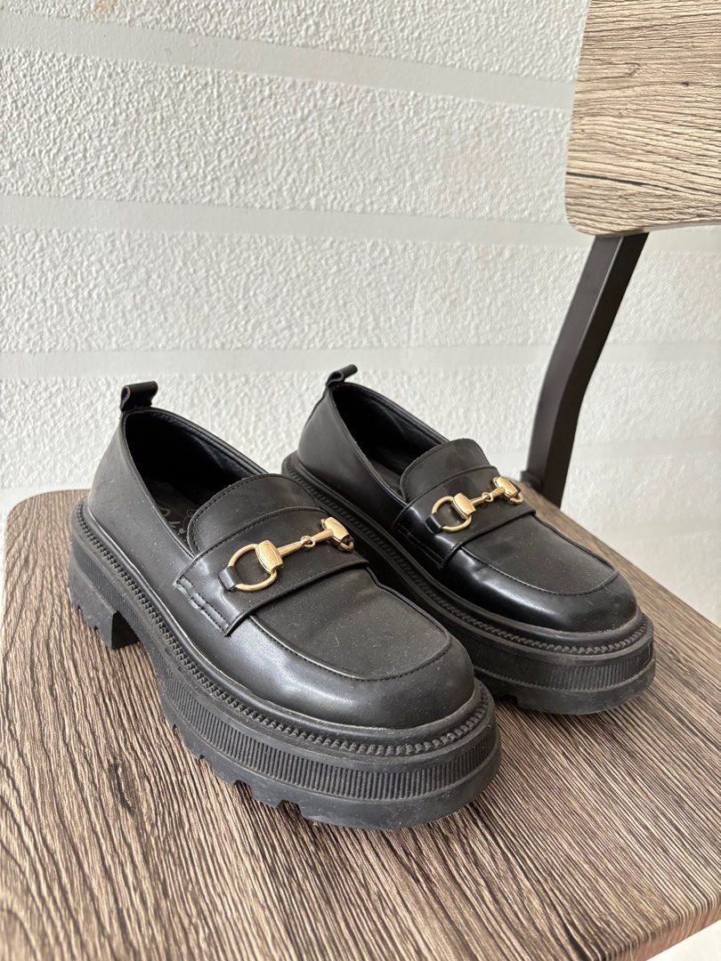 Taiwan Loafers (Category: Loafers) located in Quezon City. Submitted by jdsdeclutters (Listing ID 1388162123, Image 1). Description: Very light and comfortable. Wore it in Taiwan during my trip and my feet did not hurt one bit.