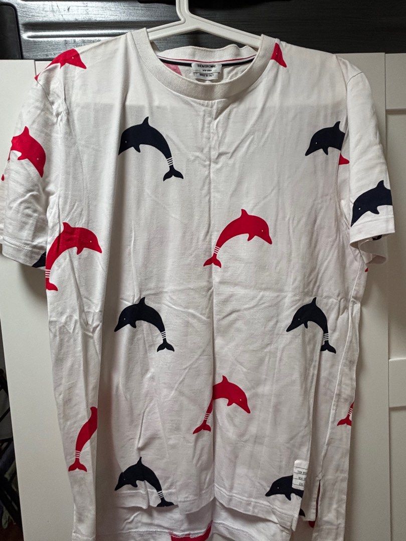 Thom Browne tee size 4 （分類：T-shirt、恤衫、有領衫）位於 Hong Kong。 由 greatday4444 提交（商品編號 1388185771，圖片 1）。簡介： Size 4 slim cutting like size M/L。