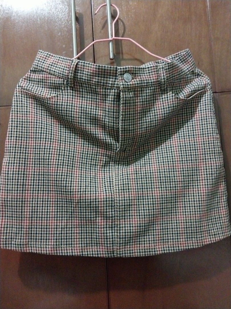 Uniqlo skirt set (Category: Skirts) located in Makati City. Submitted by imeea (Listing ID 1388159961, Image 1). Description: .