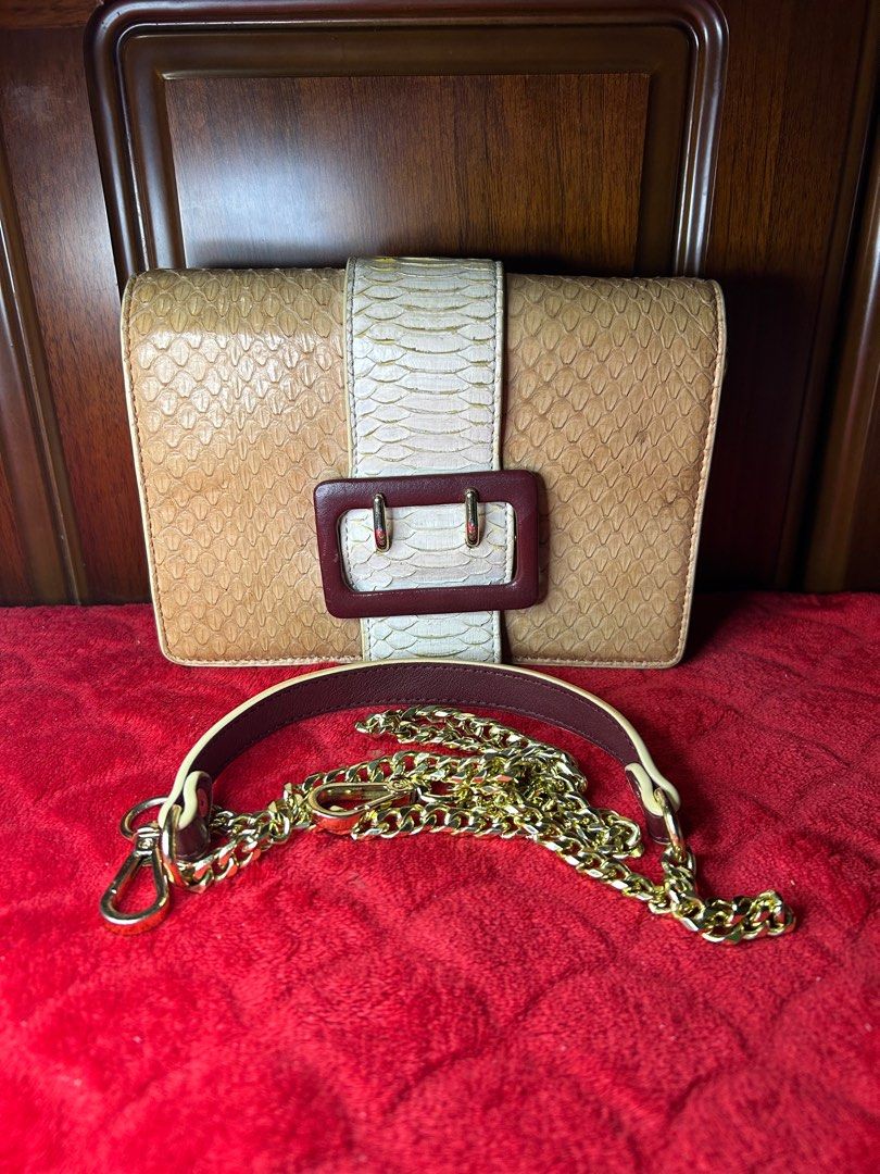 Vintage snake skin sling bag (Category: Cross-body Bags) located in Taguig. Submitted by PreHeartGalore (Listing ID 1388158628, Image 1). Description: -Genuine snake skin -SUO Payment first via Gcash.