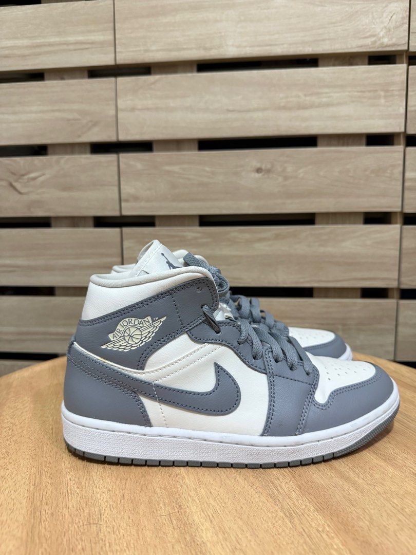 Air Jordan 1 Mid - Light Smoke Grey (Category: Sneakers) located in Santa Rosa. Submitted by krishayu28 (Listing ID 1388319745, Image 3). Description: US 8 UK 5.5 EU 39 CM 25 BR 37.5 CN 250.