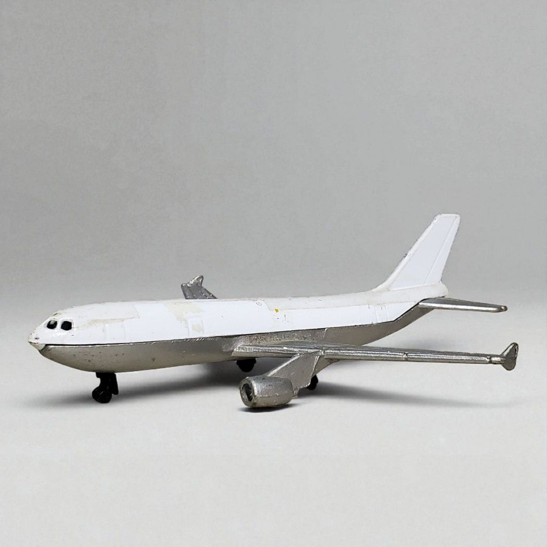 AIRPLANE Diecast Graffiti Toy (Category: Vehicle & Diecast Models) located in Caloocan City. Submitted by huntkoto (Listing ID 1388374044, Image 1). Description: AIRPLANE DIECAST Dimension: 5x4.5" inches Issue: Paint Chips Location: North Caloocan.