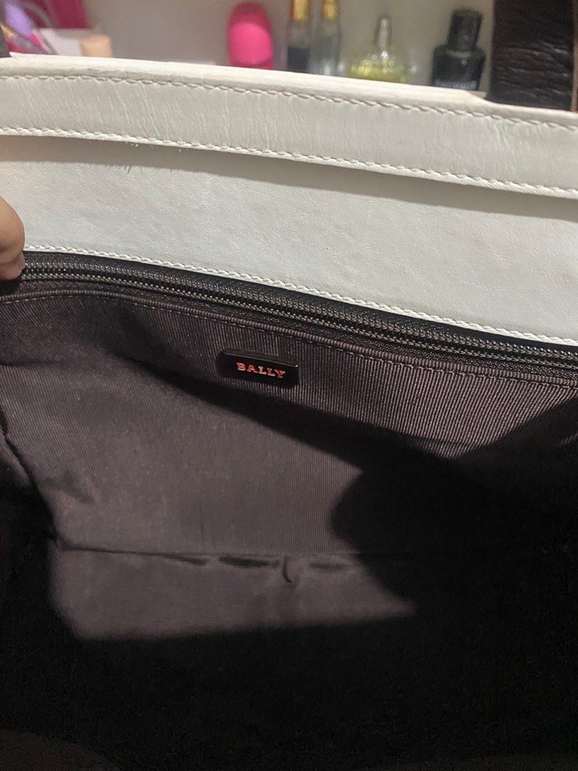 Authentic Bally bag (Category: Luxury Bags & Wallets) located in Manila. Submitted by bvd9dwnrgf23014 (Listing ID 1388425918, Image 3). Description: For sale authentic Bally bag With original dust bag.