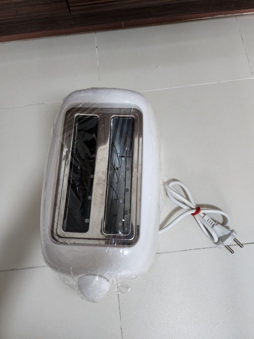 Bread Toaster (Category: Other Kitchenware & Tableware) located in Singapore. Submitted by pbpbt (Listing ID 1388325340, Image 2). Description: in good condition. .