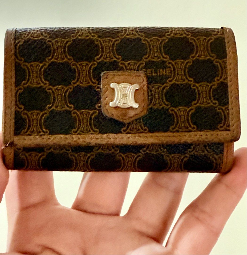 Celine Brown Macadam Coated Canvass Key Ring Holder (Category: Luxury Bags & Wallets) located in Paranaque City. Submitted by lyn0618 (Listing ID 1388405339, Image 1). Description: SLIGHTLY USED NO CRACKS on leather COMPLETE 5 Slots for keys CODE IS VISIBLE NO BAKBAK EXCELLENT LEATHER BODY NO SWAP. NO COD PAYMENT FIRST - GCASH NO RETURN NO EXCHANGE NO REFUND SHIPPING VIA LALAMOVE JNT LBC STILL ITS A PRE LOVED ITEM . NOT OVERUSED .