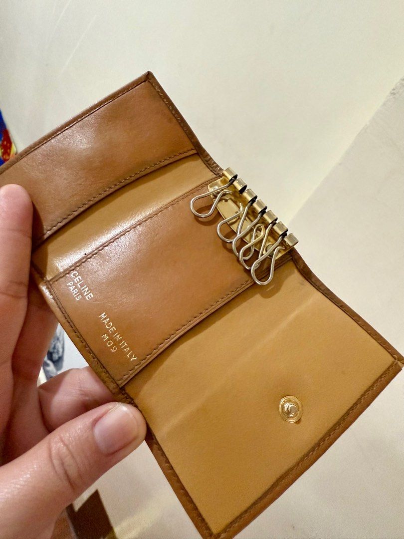 Celine Brown Macadam Coated Canvass Key Ring Holder (Category: Luxury Bags & Wallets) located in Paranaque City. Submitted by lyn0618 (Listing ID 1388405339, Image 3). Description: SLIGHTLY USED NO CRACKS on leather COMPLETE 5 Slots for keys CODE IS VISIBLE NO BAKBAK EXCELLENT LEATHER BODY NO SWAP. NO COD PAYMENT FIRST - GCASH NO RETURN NO EXCHANGE NO REFUND SHIPPING VIA LALAMOVE JNT LBC STILL ITS A PRE LOVED ITEM . NOT OVERUSED .