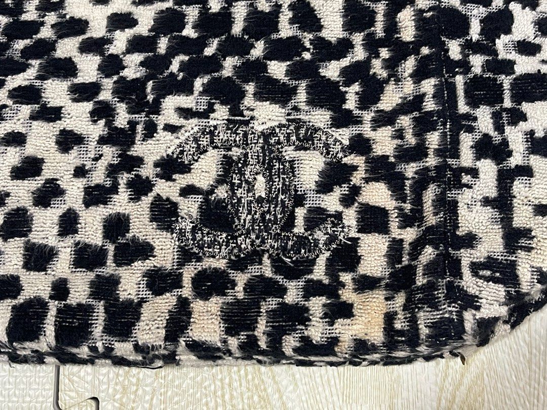chanel (Category: Luxury Bags & Wallets) located in Calamba. Submitted by thriftingoverload (Listing ID 1388417040, Image 3). Description: may mga stain lang xa.