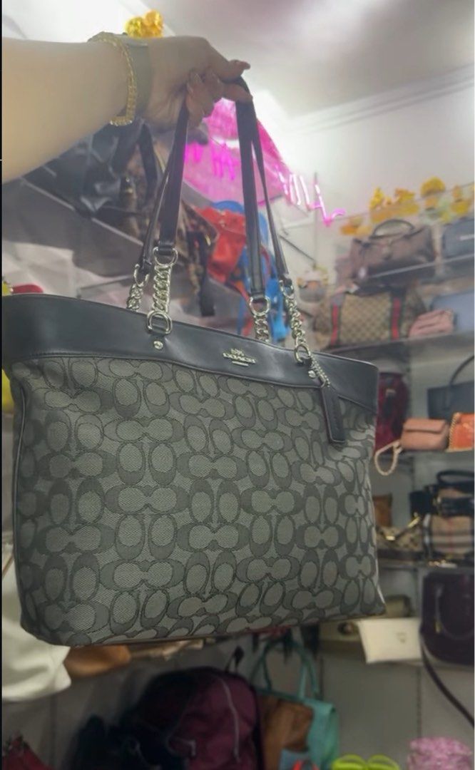 Coach tote (Category: Luxury Bags & Wallets) located in San Fernando. Submitted by cjsllmb (Listing ID 1388318333, Image 1). Description: .