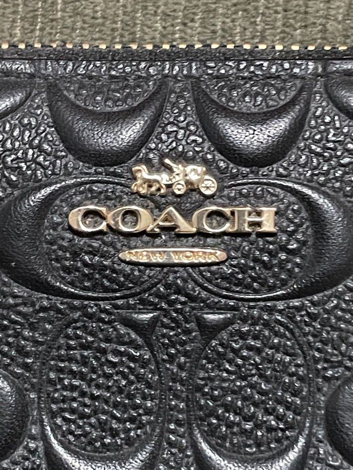 Coach Women's Small Zip Around Wallet (Category: Wallets & Card holders) located in Quezon City. Submitted by rnch444 (Listing ID 1383622677, Image 3). Description: classic, chic design , 100% authentic & checked for authenticity. dm for more..