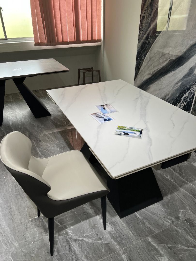 Dining table, extendable 1.4-2m with four dining chairs