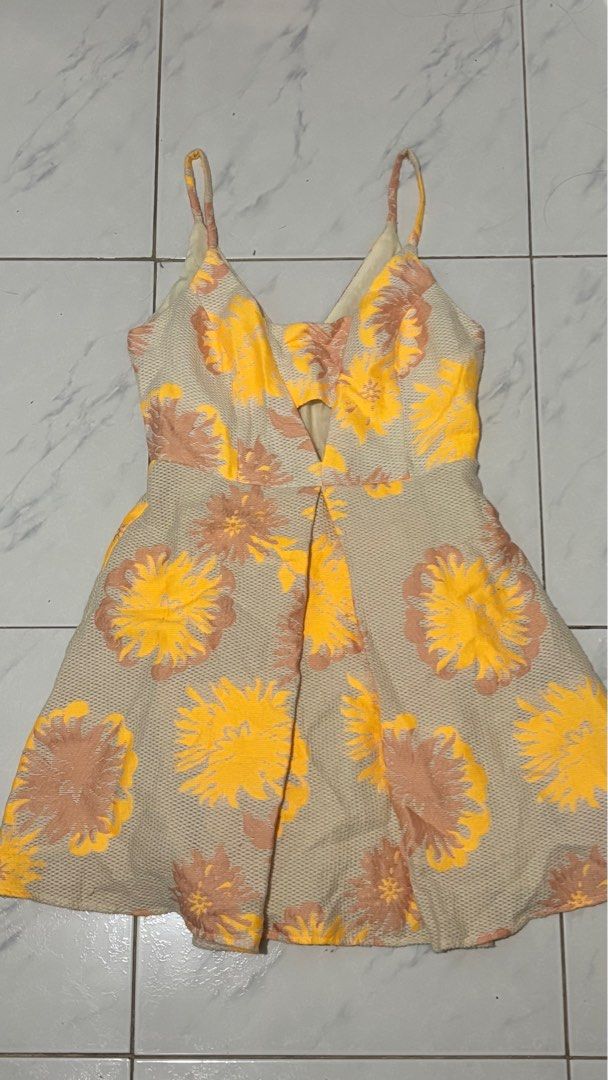 Floral dress (Category: Dresses) located in Manila. Submitted by mxryldrn (Listing ID 1388409688, Image 1). Description: Sun dress no flaws. Thick material with underskirt. .