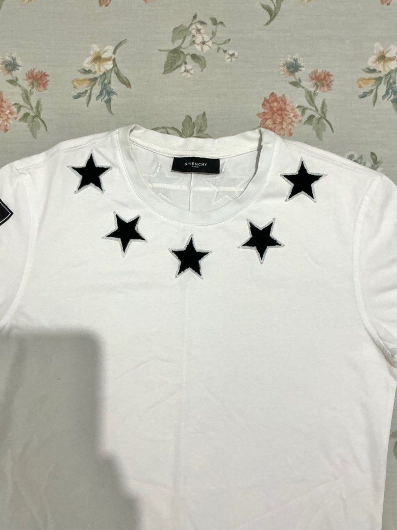 Givenchy 5 stars shirt (Category: Tshirts & Polo Shirts ) located in Manila. Submitted by 888declutters (Listing ID 1388494488, Image 3). Description: Used for a few times Unisex Length: 26” Width: 19.5” got complimented twice when I wore this Helping tags: givenchy white tshirt, luxury shirt .
