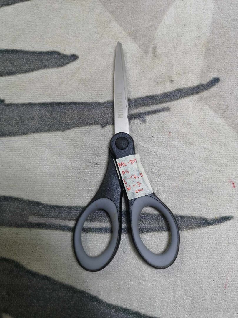 Hand Operated Shearing Tool (Category: Construction Tools & Equipment) located in Santa Cruz. Submitted by jmy_surplus.2 (Listing ID 1388456354, Image 3). Description: Size ; L - 17.5 W - 7 Color ; Black Type ; Scissor Brand ; No brand Material ; Stainless Steel Style ; Shearing Tool For Cutting Thin Material MK D9 JMY 5 Batch #142.