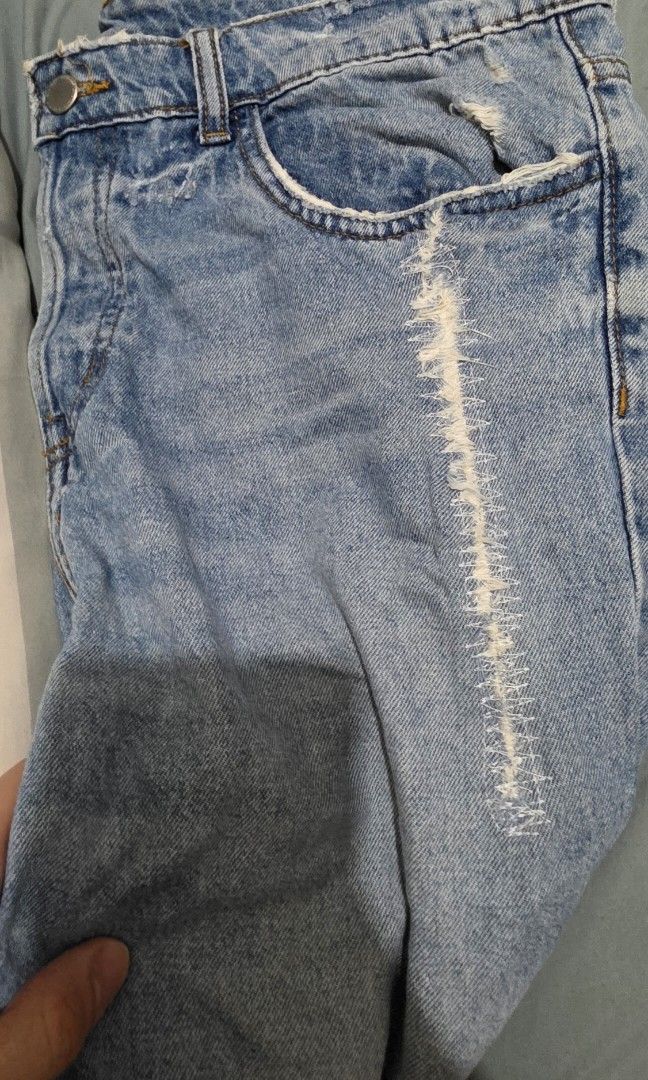 H&M Divided Jeans Distressed (Category: Jeans) located in Mabalacat. Submitted by enoscep (Listing ID 1388478134, Image 3). Description: H&M Divided Distressed Jeans Repaired on one pocket(see photo) Heavily distressed design W: 32" L:40" ☆rfs: decluttering ☆mop: bpi, bdo, gcash ☆mod: j&t ☆no return, refund, or exchange.