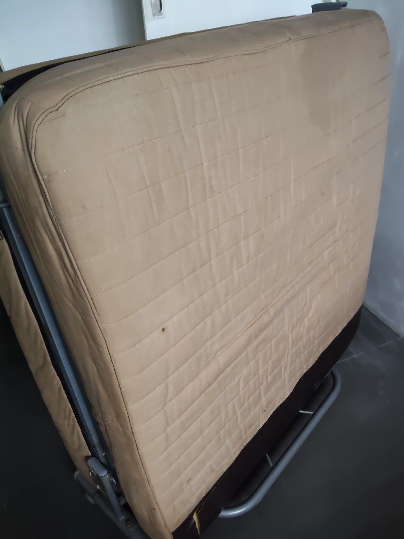 HOTEL FOLDABLE BED (Category: Bed Frames & Mattresses) located in Quezon City. Submitted by cherry018 (Listing ID 1388466936, Image 2). Description: JAPAN MADE with wheels single size 4 inches foam with heavy duty foldable bed.