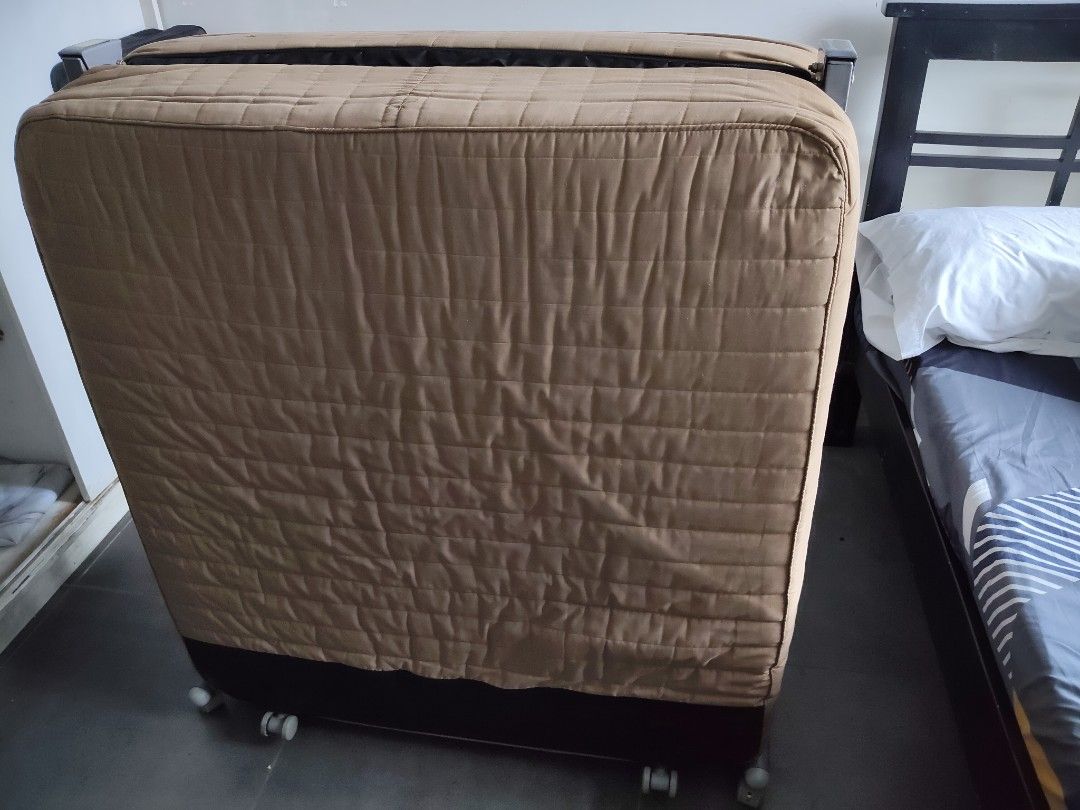 HOTEL FOLDABLE BED (Category: Bed Frames & Mattresses) located in Quezon City. Submitted by cherry018 (Listing ID 1388466936, Image 3). Description: JAPAN MADE with wheels single size 4 inches foam with heavy duty foldable bed.
