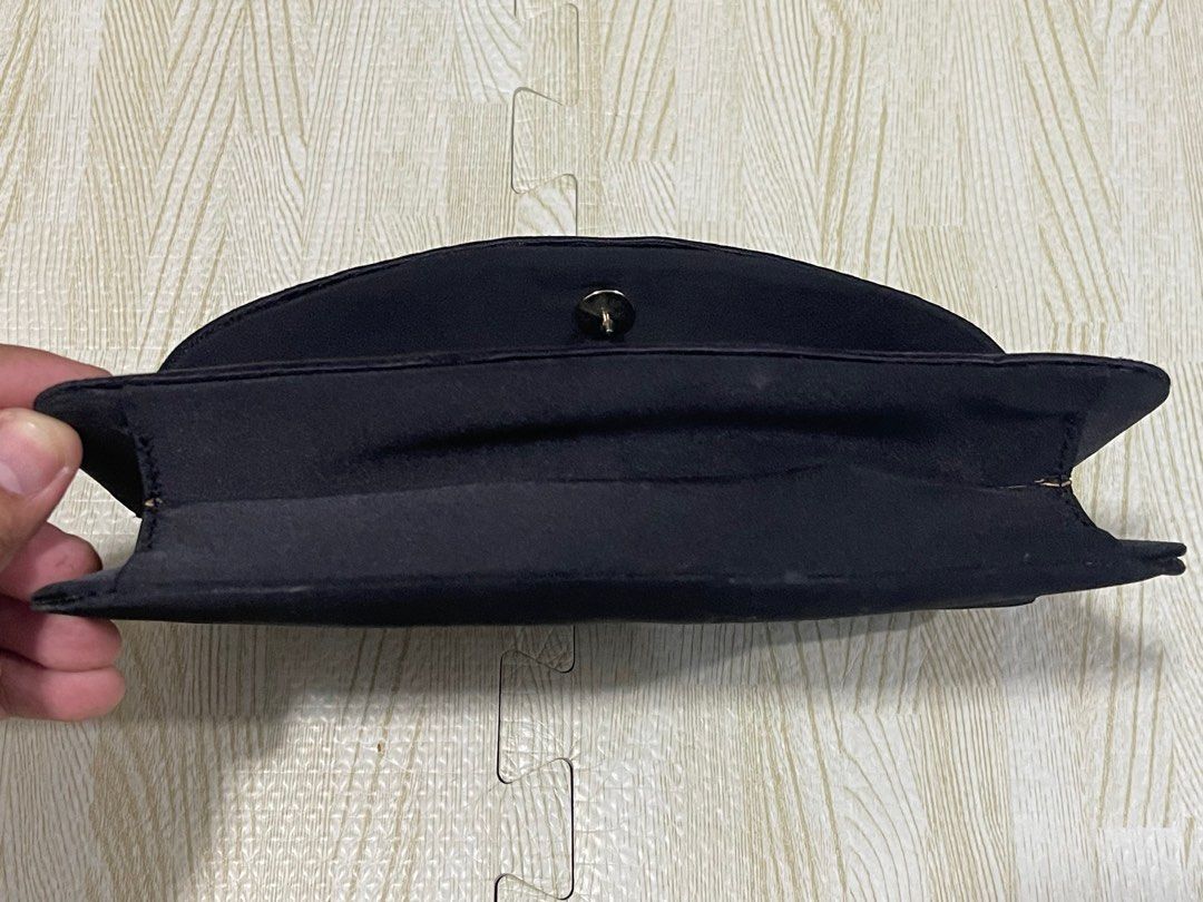 loewe (Category: Luxury Bags & Wallets) located in Calamba. Submitted by thriftingoverload (Listing ID 1388424650, Image 3). Description: plus shipping fee may discoloration tapos ayaw na maglock may maliit din na crack sa ilalim.