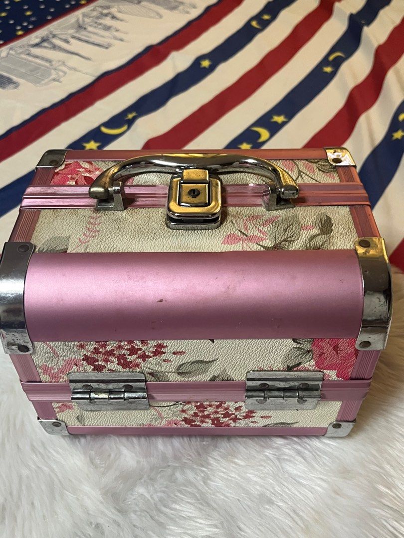 Make Up Vanity Case (Category: Makeup) located in Manila. Submitted by charlenecloset (Listing ID 1388312314, Image 1). Description: I am selling my Suesh Make up Vanity Storage for only Php500 plus SF. 💖 Sign of usage (please refer to photos) 💖 3 compartments (can fit lots of makeup and tools) 💖 very handy 💖RFS: need to upgrade Issue 📌 lost key 💳 MOP: BPI, GoTyme 📍 Sta. Ana Manila 🚗 Lalamove or Angkas shouldered by buyer .