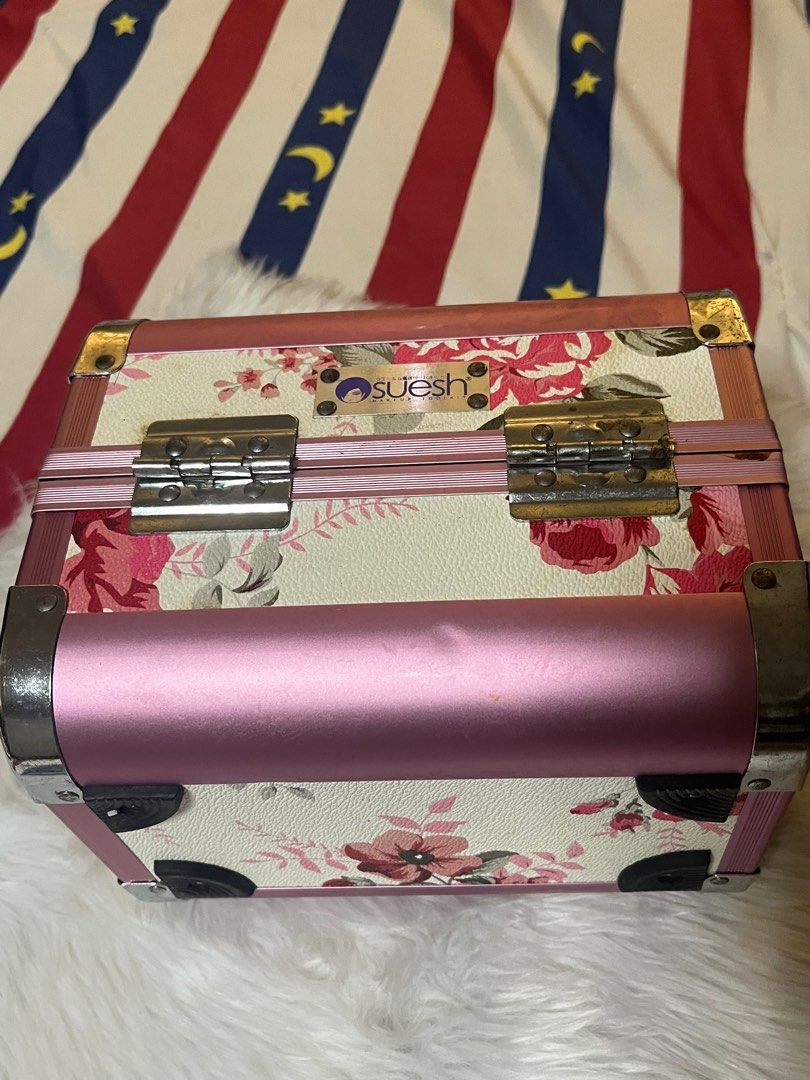 Make Up Vanity Case (Category: Makeup) located in Manila. Submitted by charlenecloset (Listing ID 1388312314, Image 3). Description: I am selling my Suesh Make up Vanity Storage for only Php500 plus SF. 💖 Sign of usage (please refer to photos) 💖 3 compartments (can fit lots of makeup and tools) 💖 very handy 💖RFS: need to upgrade Issue 📌 lost key 💳 MOP: BPI, GoTyme 📍 Sta. Ana Manila 🚗 Lalamove or Angkas shouldered by buyer .