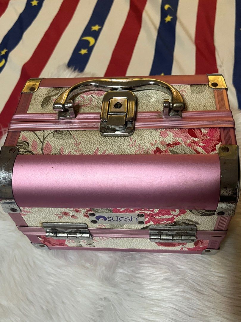 Make Up Vanity Case (Category: Makeup) located in Manila. Submitted by charlenecloset (Listing ID 1388312314, Image 2). Description: I am selling my Suesh Make up Vanity Storage for only Php500 plus SF. 💖 Sign of usage (please refer to photos) 💖 3 compartments (can fit lots of makeup and tools) 💖 very handy 💖RFS: need to upgrade Issue 📌 lost key 💳 MOP: BPI, GoTyme 📍 Sta. Ana Manila 🚗 Lalamove or Angkas shouldered by buyer .