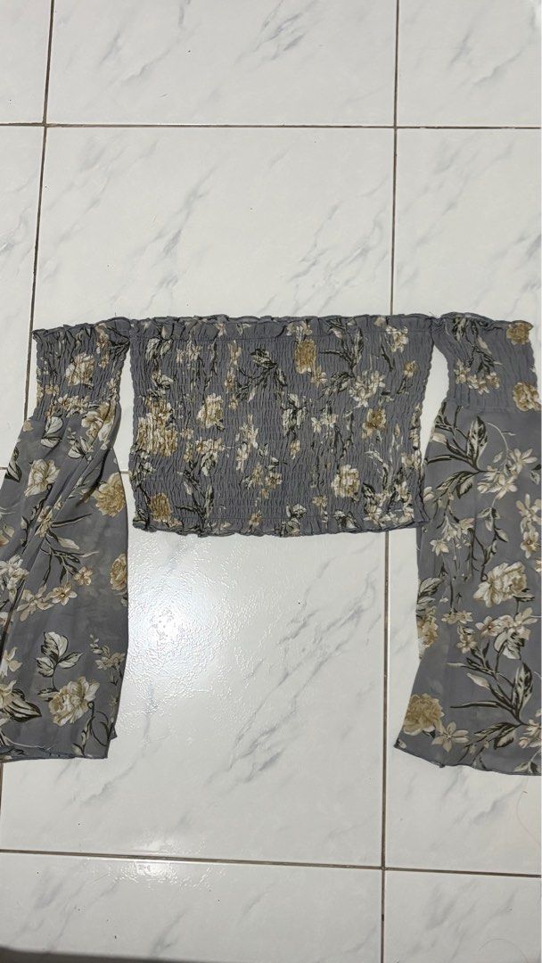 Off shoulder floral top (Category: Sleeveless) located in Manila. Submitted by mxryldrn (Listing ID 1388431753, Image 1). Description: No flaws..