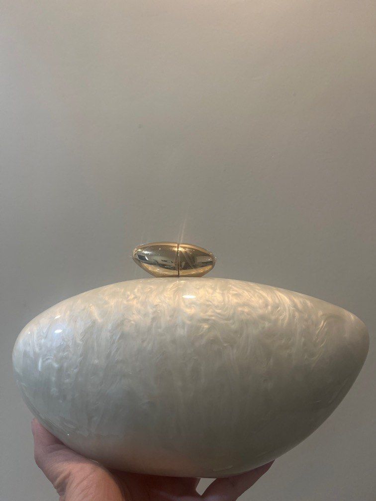 Pearl Clutch - For Rent (Category: Clutches) located in Taguig. Submitted by arkilahin (Listing ID 1388344689, Image 1). Description: With detachable straps.