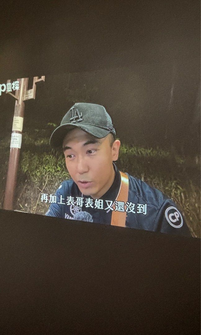 Projector （分類：投影機）位於 Hong Kong。 由 kuroisellingg 提交（商品編號 1388413601，圖片 2）。簡介： 淨係用過一次顯示功能 屋企冇位放 原價$1800+ $1000連腳架 Remote對焦 開燈睇都好光。