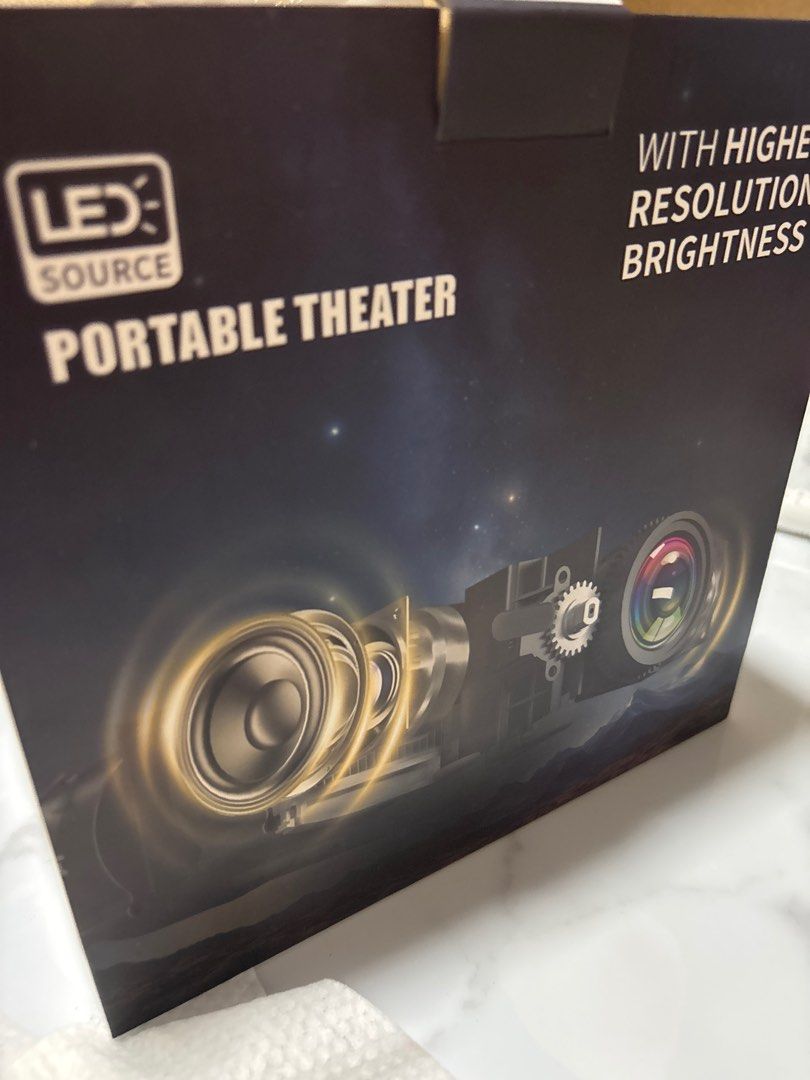 Projector （分類：投影機）位於 Hong Kong。 由 kuroisellingg 提交（商品編號 1388413601，圖片 3）。簡介： 淨係用過一次顯示功能 屋企冇位放 原價$1800+ $1000連腳架 Remote對焦 開燈睇都好光。