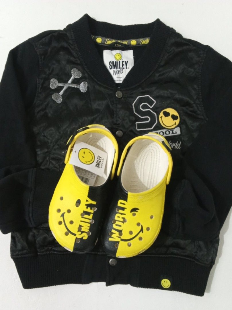 SMILEY WORLD CROCS &JACKET. ASPACK (Category: Loafers) located in Manila. Submitted by eriiicaspage (Listing ID 1388362785, Image 3). Description: PREOWNED ' Lightly Used Authentic SMILEY WORLD X CROCS CLASSIC SMILEY CLOGS M5 /WMN7 23-23.5CM. Min Sign of Used .Good Condition,Made in Vietnam . SMILEY WMNS BOMBER JACKET . BLACK . SMALL-MEDIUM ,flaws : Missing 1Snap button . No other Issue .Good Condition Sold As Set Only . 1900 plus Sf.