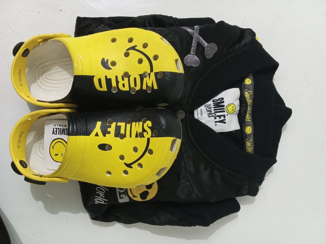 SMILEY WORLD CROCS &JACKET. ASPACK (Category: Loafers) located in Manila. Submitted by eriiicaspage (Listing ID 1388362785, Image 2). Description: PREOWNED ' Lightly Used Authentic SMILEY WORLD X CROCS CLASSIC SMILEY CLOGS M5 /WMN7 23-23.5CM. Min Sign of Used .Good Condition,Made in Vietnam . SMILEY WMNS BOMBER JACKET . BLACK . SMALL-MEDIUM ,flaws : Missing 1Snap button . No other Issue .Good Condition Sold As Set Only . 1900 plus Sf.