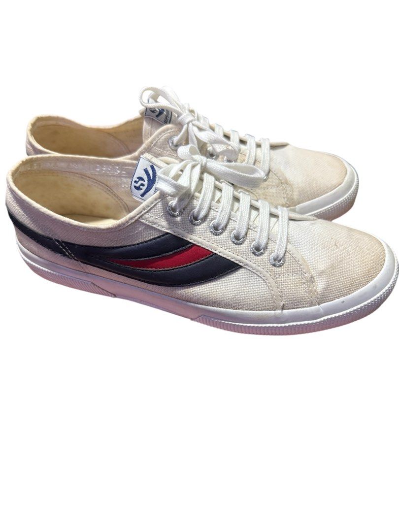 Snickers (Category: Sneakers) located in Pasir Gudang. Submitted by ali_jb (Listing ID 1388335089, Image 3). Description: Condition mantap ,,,like new ,,,RM100 postage dfod,,,,cod pasir gudang.