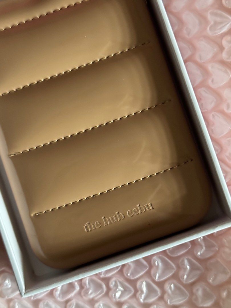 the hub cebu puffer case (flat white) (Category: Cases & Sleeves) located in Lipa City. Submitted by aye.nah (Listing ID 1388349376, Image 2). Description: ᝰ the hub cebu case 15 pro max [ flat white ] — ₱700 + sf & pf • price is nego if SURE BUYER. • good condition ! x sensi • with same packaging & box ‼️ BRAND NEW NEVER USED IT ‼️ rfs: i liked the glazed one better! ACTUAL PICTURES POSTED. PM ME IF INTERESTED.
