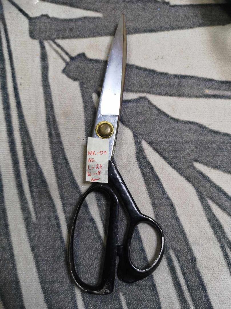 Thin Materials Shearing Tool (Category: Craft Supplies & Tools) located in Santa Cruz. Submitted by jmy_surplus.2 (Listing ID 1388464768, Image 2). Description: Size ; L - 24 W - 8 Color ; Black Type ; Scissor Brand ; No brand Material ; Stainless Style ; Black Scissor MK D9 JMY 5 Batch #142.
